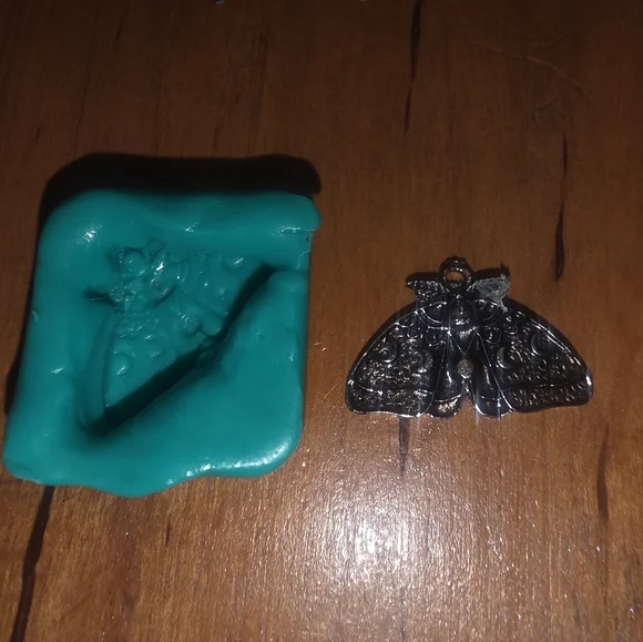 Small Obsidian Moth Charm Mold (mould) with triple moon Goddess - Picture 2 of 3